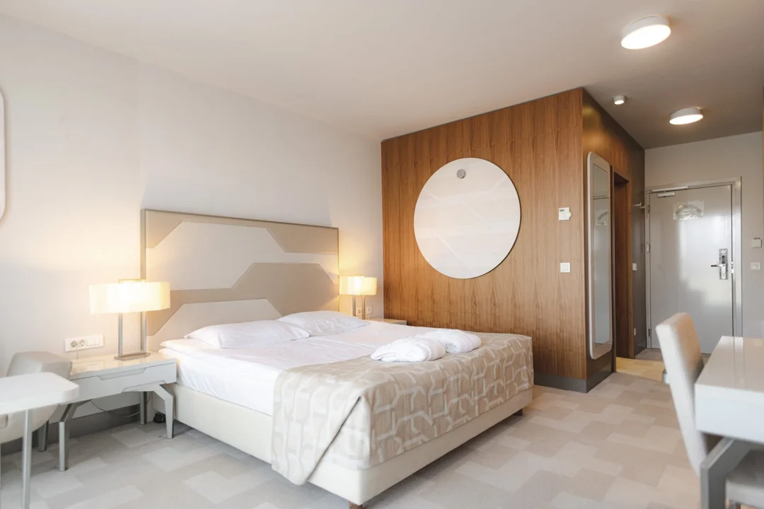 Dvoposteljna soba Hotela Terme; primer hotelske nastanitve v Čatežu